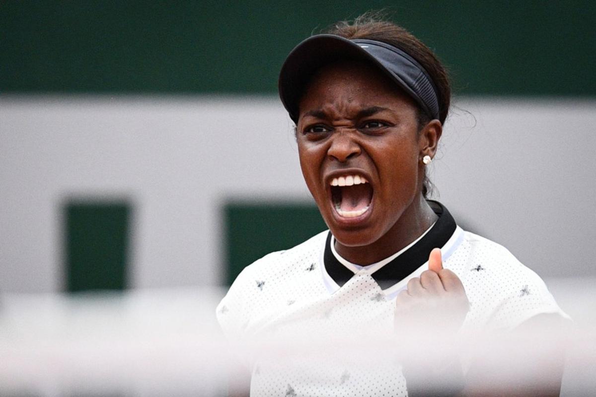 Sloane Stephens de los EE. UU. Celebra después de ganar contra la japonesa Misaki Doi durante el partido de primera ronda femeninos el día 1 del torneo de tenis Roland Garros 2019 French Open en París.