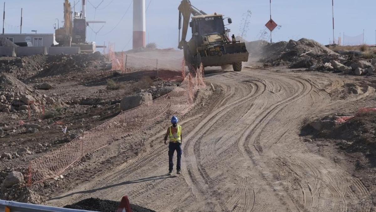 Un operario durante unas obras en Tenerife.