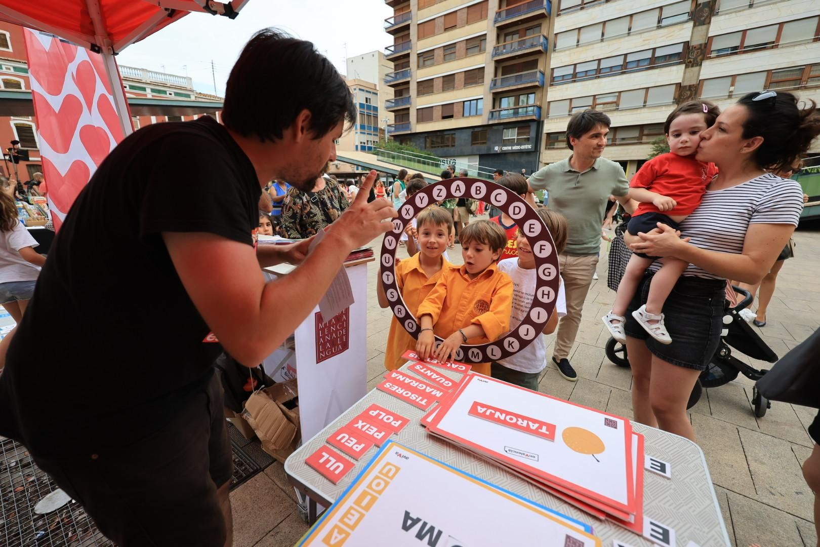Les fotos de com Vila-real 'trau la llengua' per a defensar el valencià