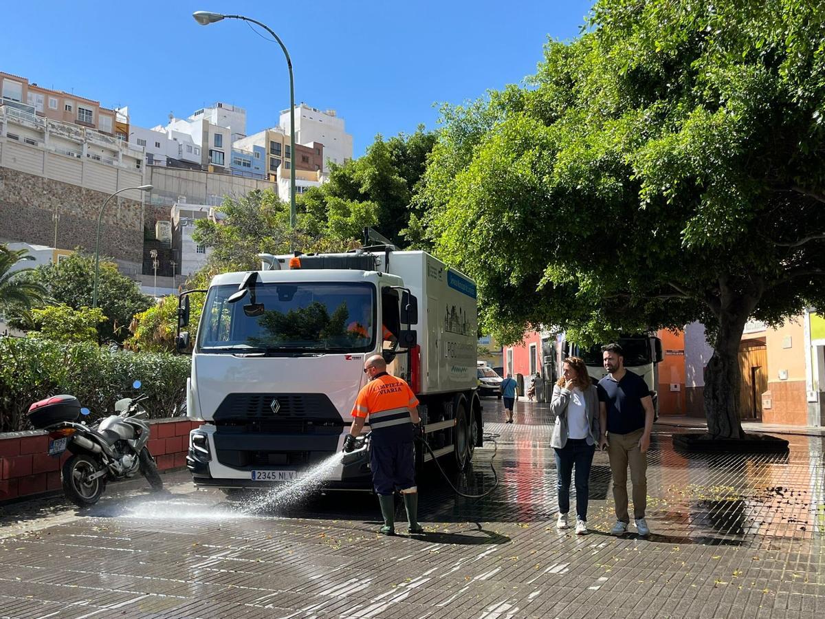 Los concejales Gemma Martínez y Héctor Alemán en el Barranquillo Don Zoilo.