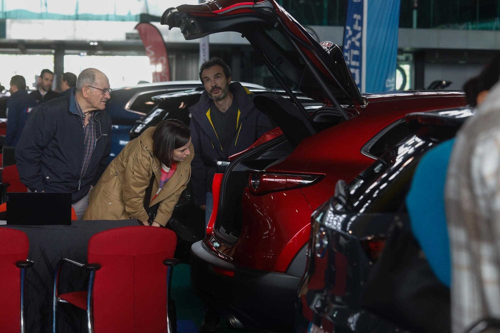 Colas y ventas exprés en el salón del automóvil de Avilés