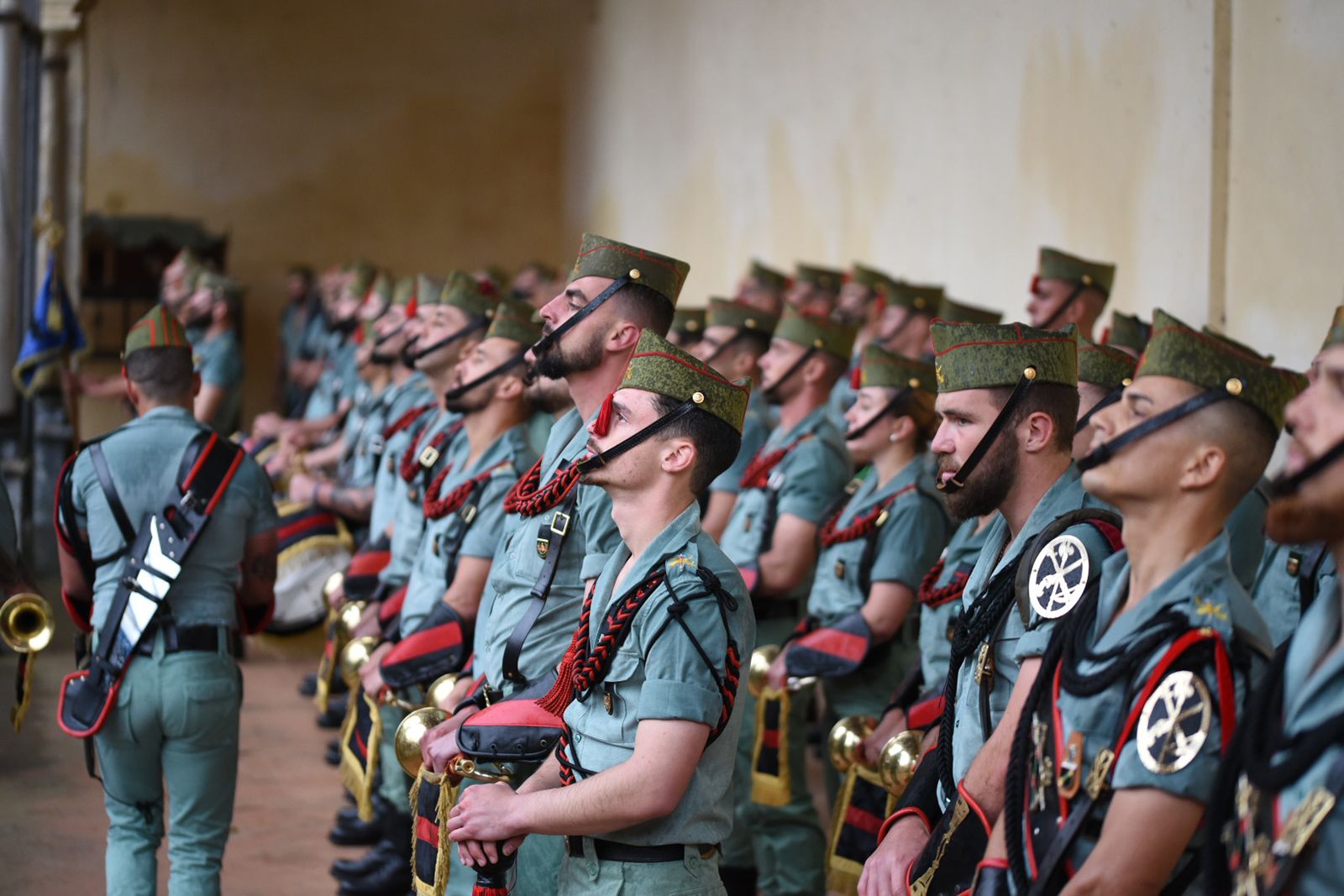 La Legión arropa al Cristo de la Caridad