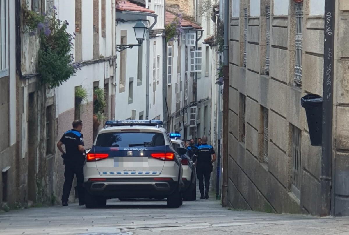 Varias patrullas de la Policía Local de Santiago acudiendo al Nº 26 de la rúa Entremuros