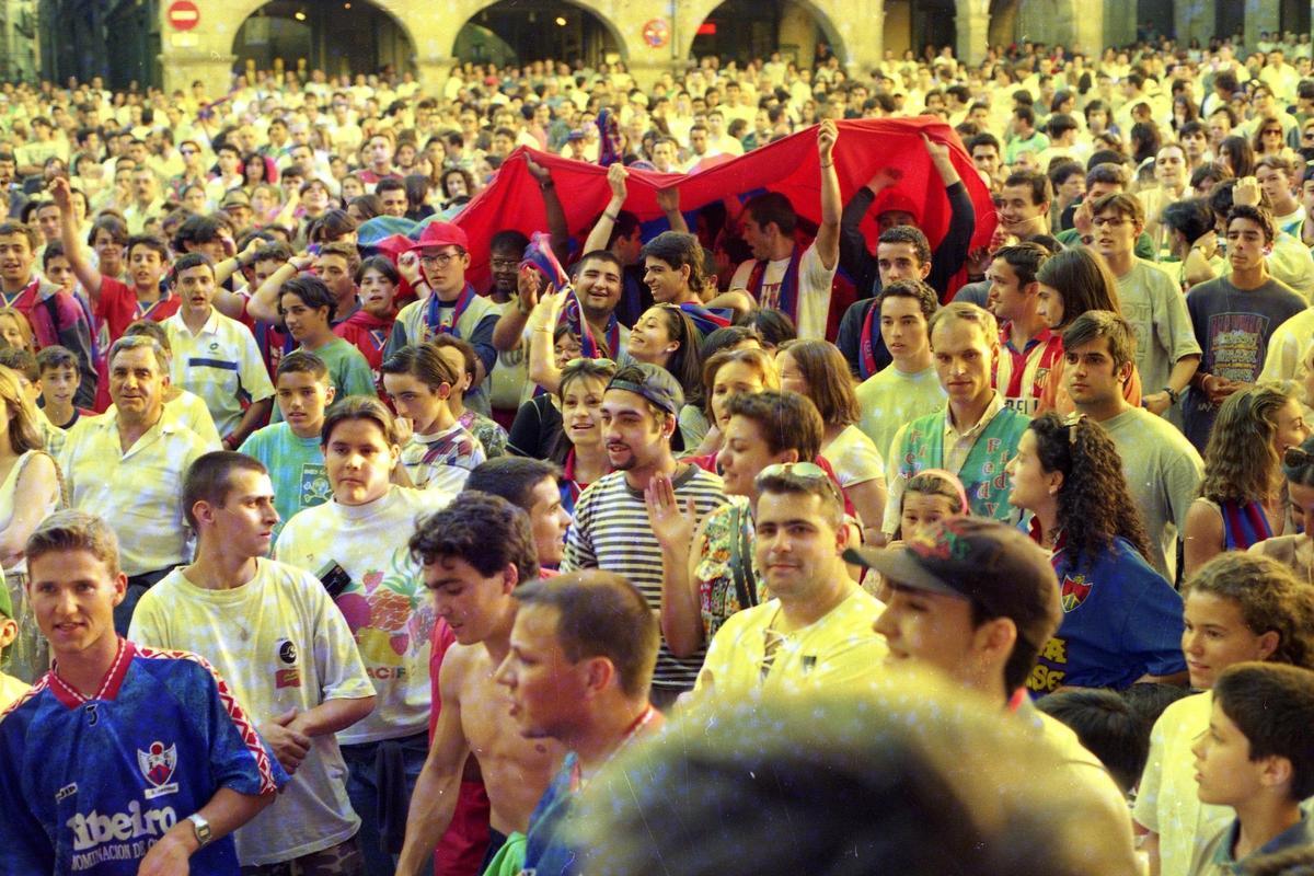 Aficionados celebran en la Praza Maior el ascenso del CD Ourense a segunda división en 1996 tras vencer en Granada.