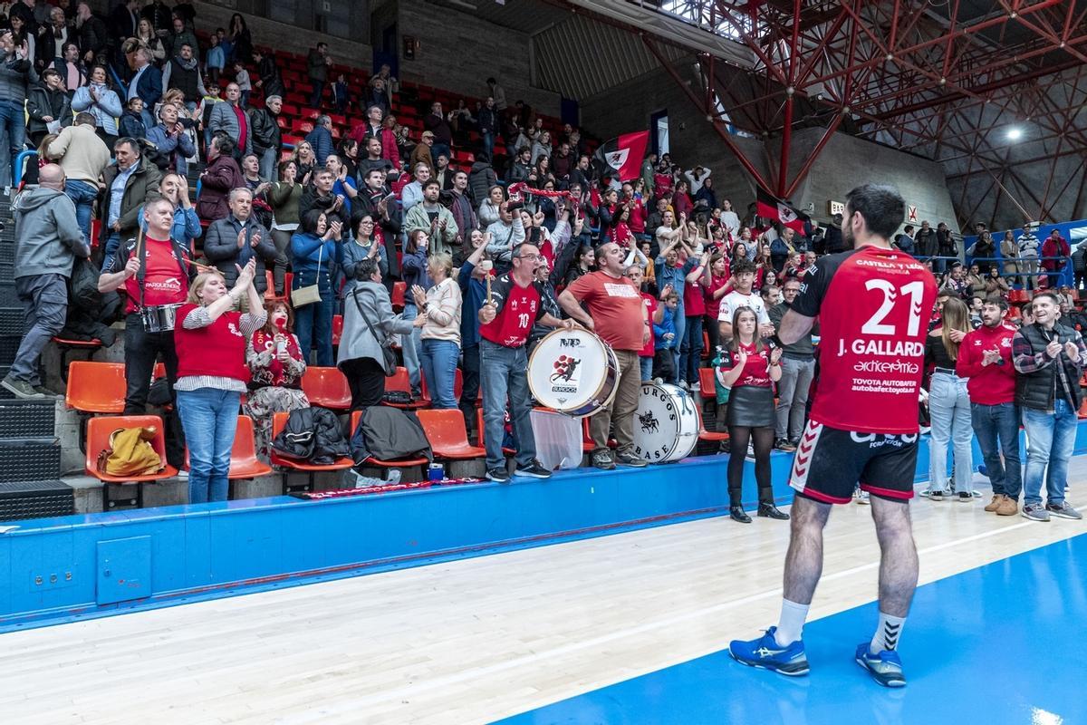 El ya jugador del Cangas aplaude a la afición burgalesa.