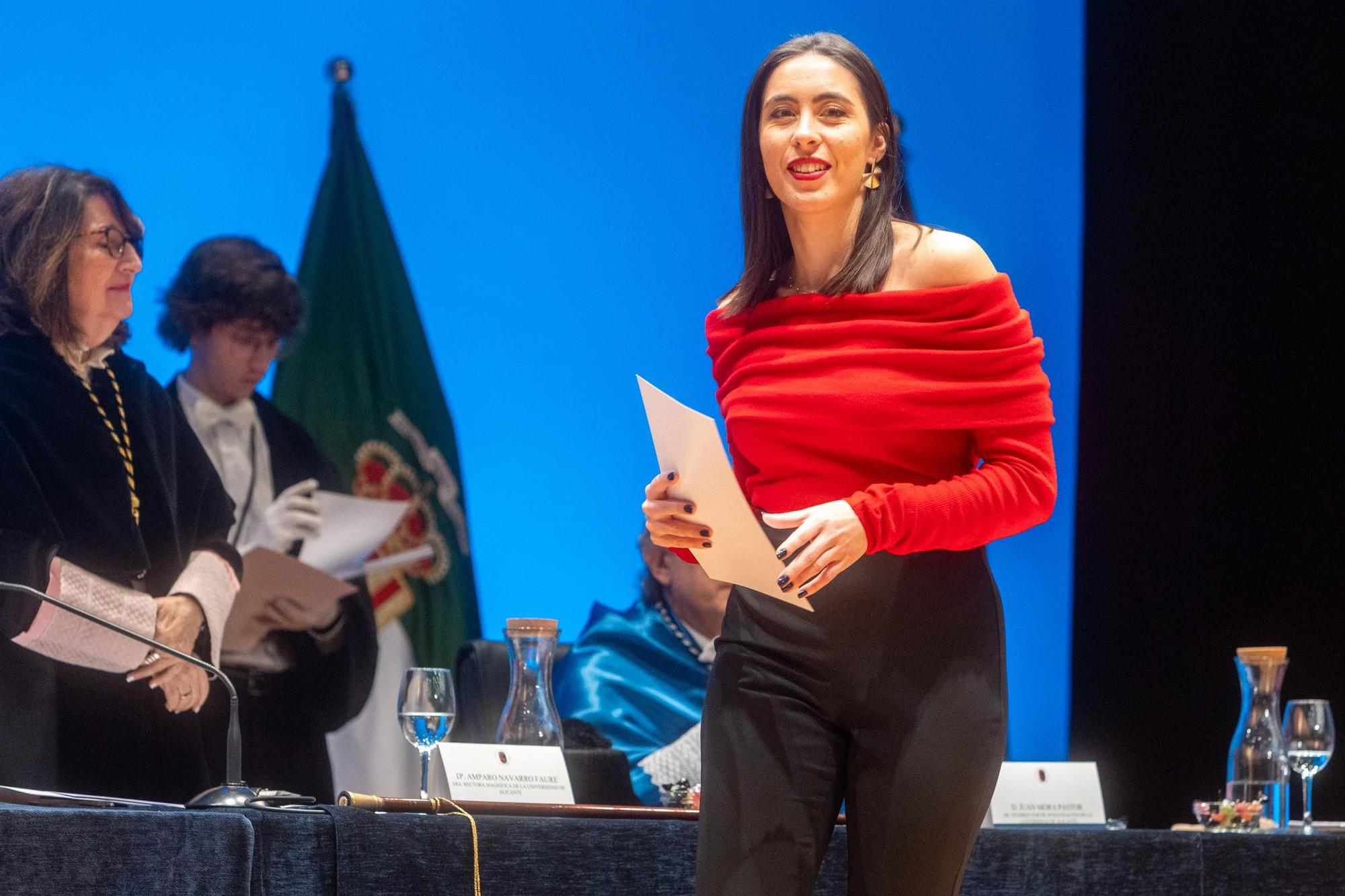 La Universidad de Alicante ha investido como doctora honoris causa a la enfermera María Paz Mompart García
