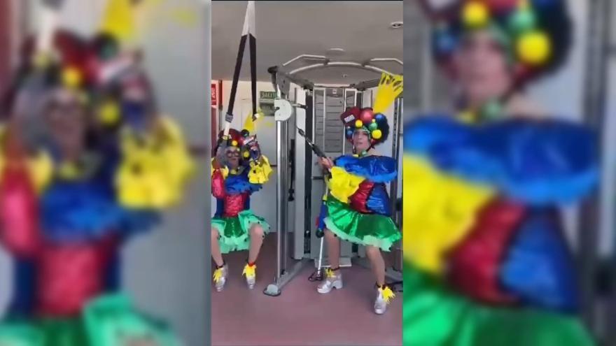 Las Celias enseñan a cómo prepararse para el último día del Carnaval de Santa Cruz en la calle