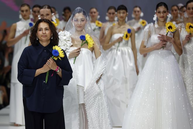 Las 'ninfas' de Jesús Peiró estrenan la pasarela de moda nupcial de Barcelona