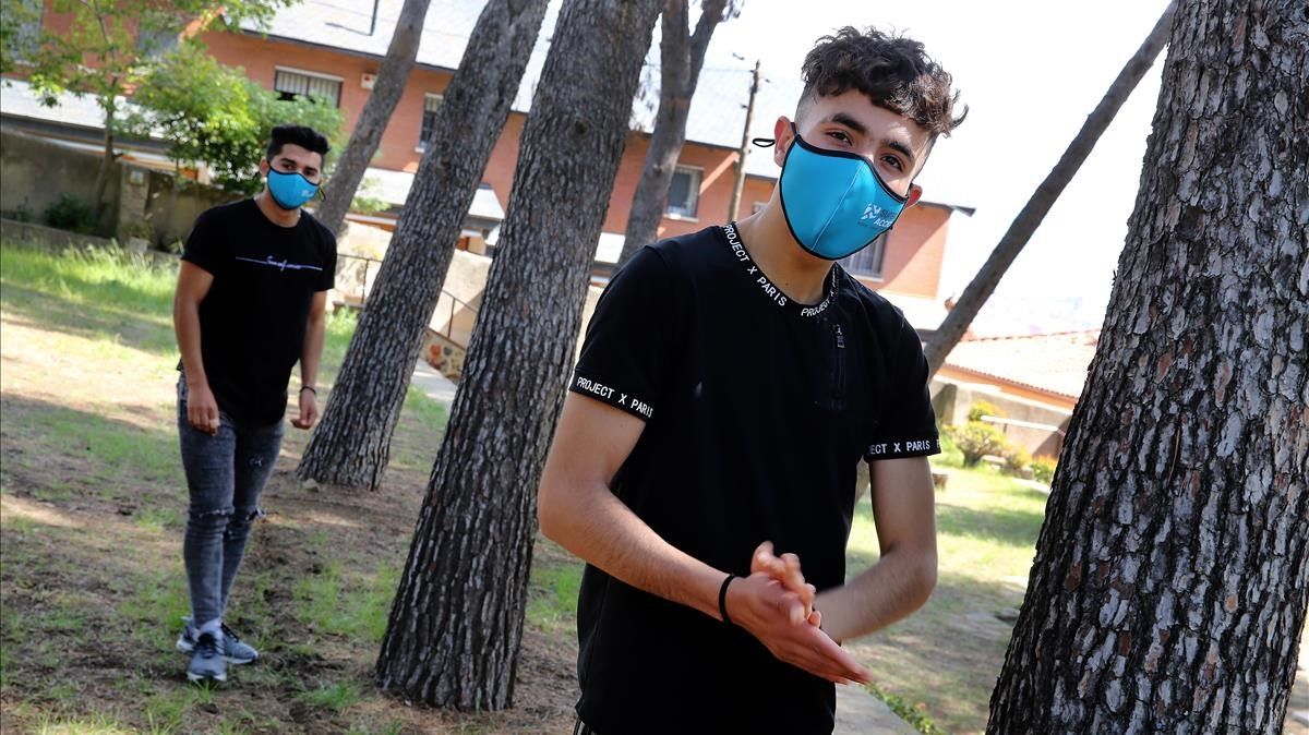 BARCELONA 07 05 2021 Sociedad Entrevista a jovenes marroquis migrantes  mena  extutelados  Han estado viviendo en la calle  ahora los acogen   En la foto Oussama con Mouhmed  FOTO de RICARD CUGAT