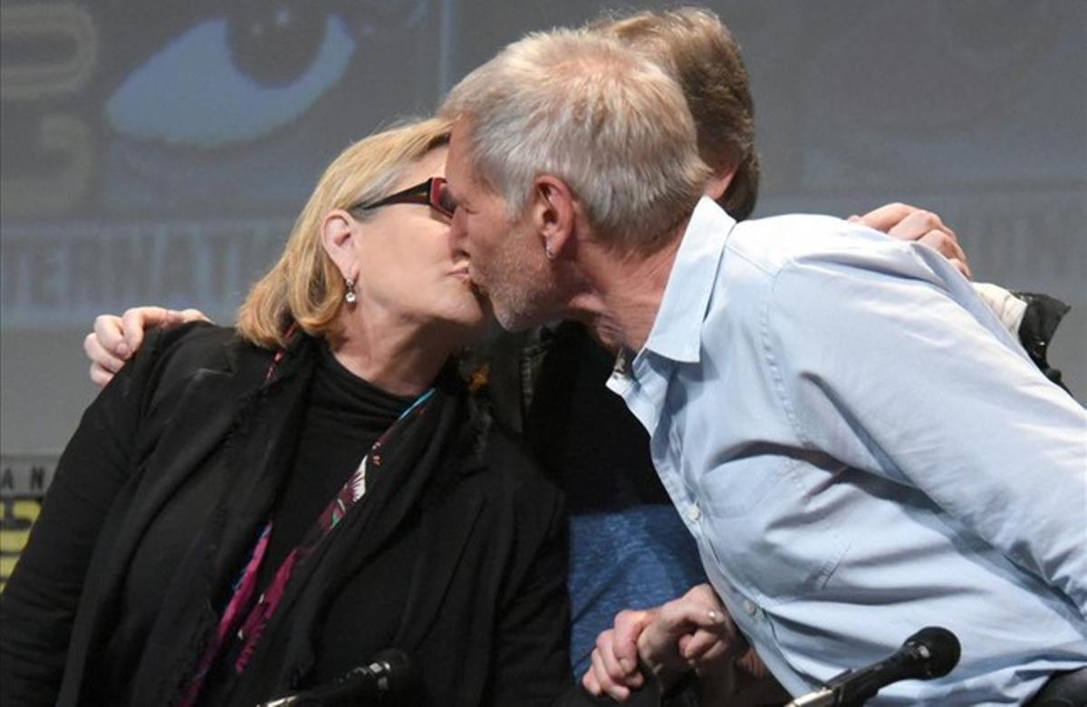 Harrison Ford besa Carrie Fisher, a San Diego. 