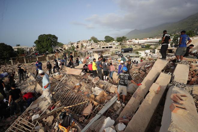 La UME rescata a una persona con vida tras permanecer 72 horas atrapada bajo escombros en La Guaira