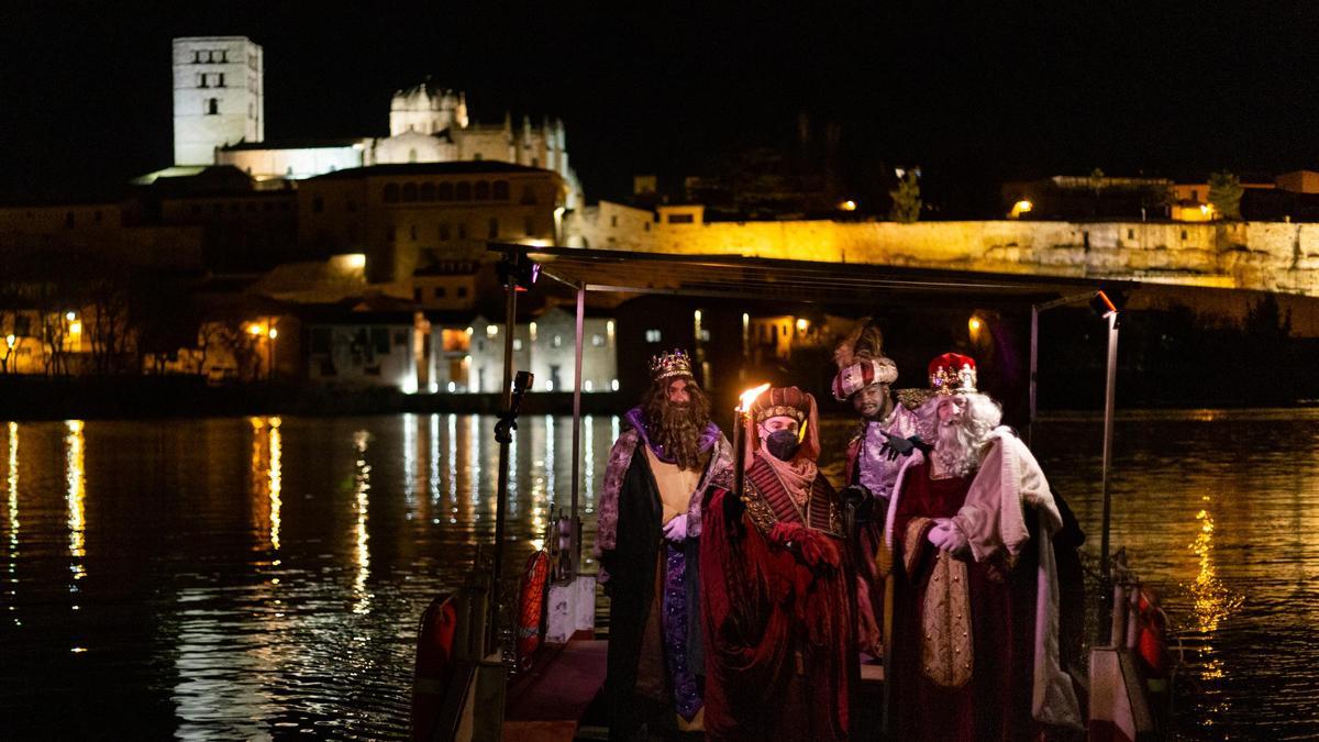 Los Reyes Magos llegan a Zamora en la barcaza del río Duero en 2021.