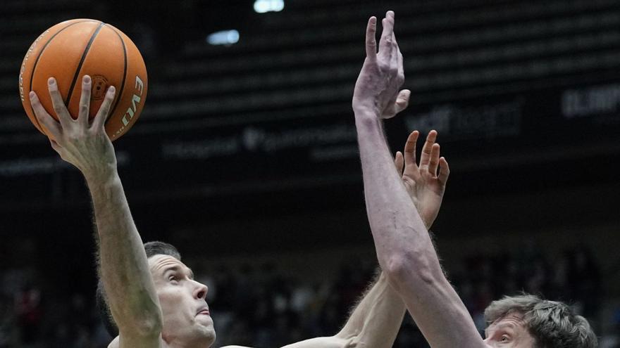 Lopez-Arostegui ataca el aro ante el ucraniano Artem Pustovyi, durante el partido de ayer. | EFE/ENRIC FONTCUBERTA