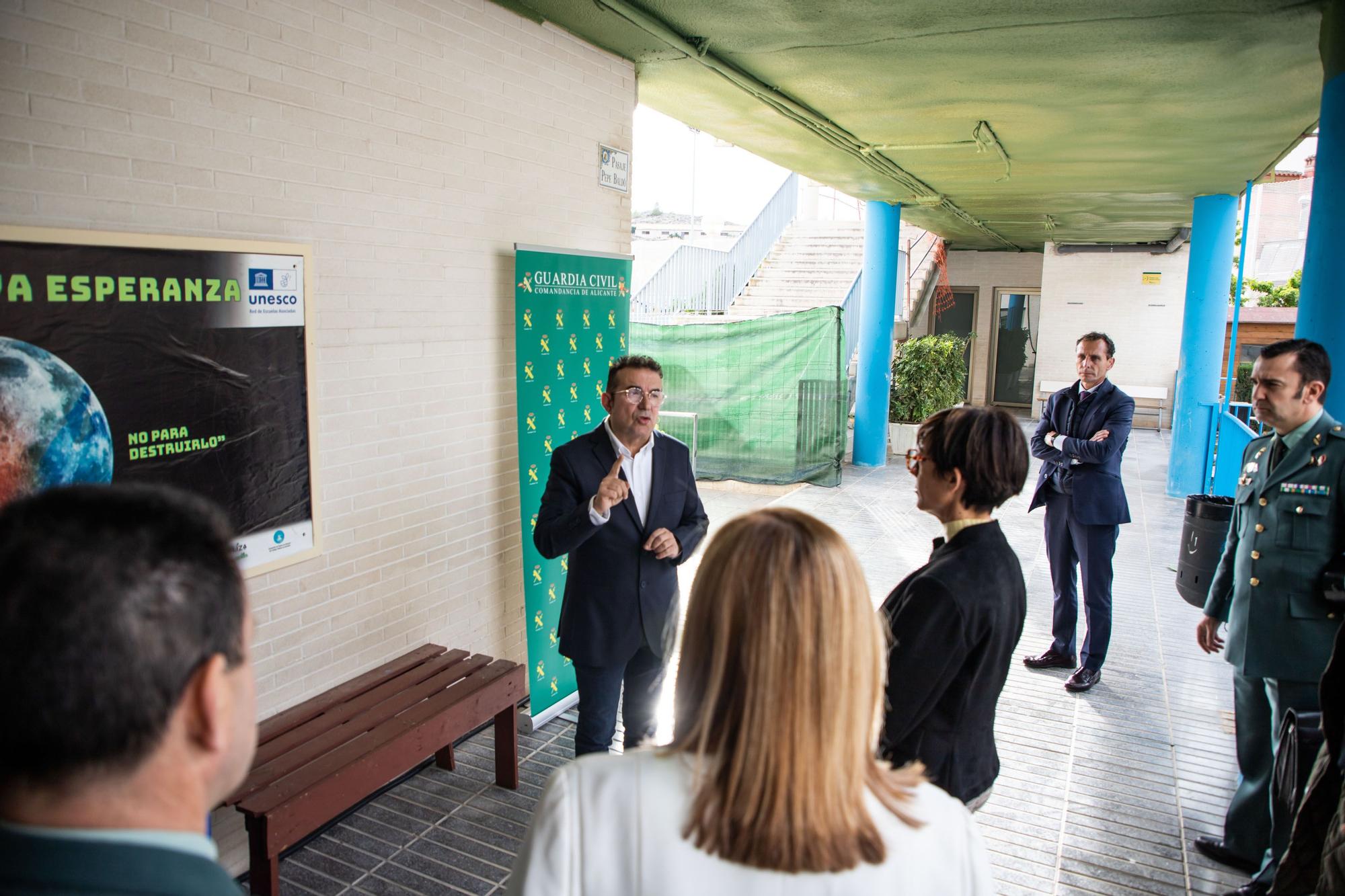 Visita de la Directora de la Guardia Civil al colegio de Hurchillo