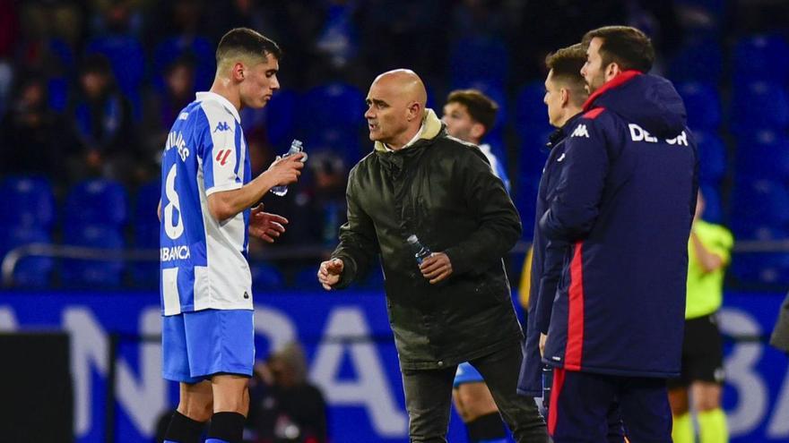 Óscar Gilsanz da instrucciones a Villares durante un partido.