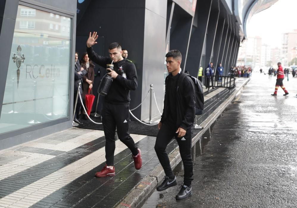 Locura en la llegada del Celta a Balaídos antes del partido contra la Real. // A. Villar