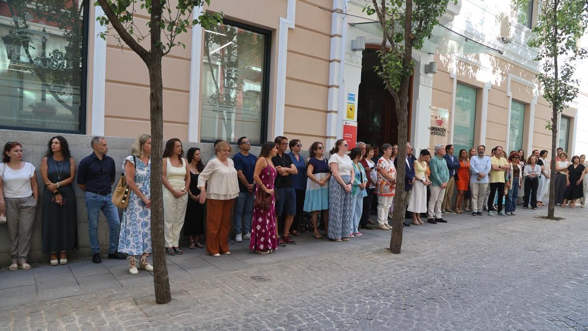 Minuto de silencio a las puertas de la Diputación de Badajoz.