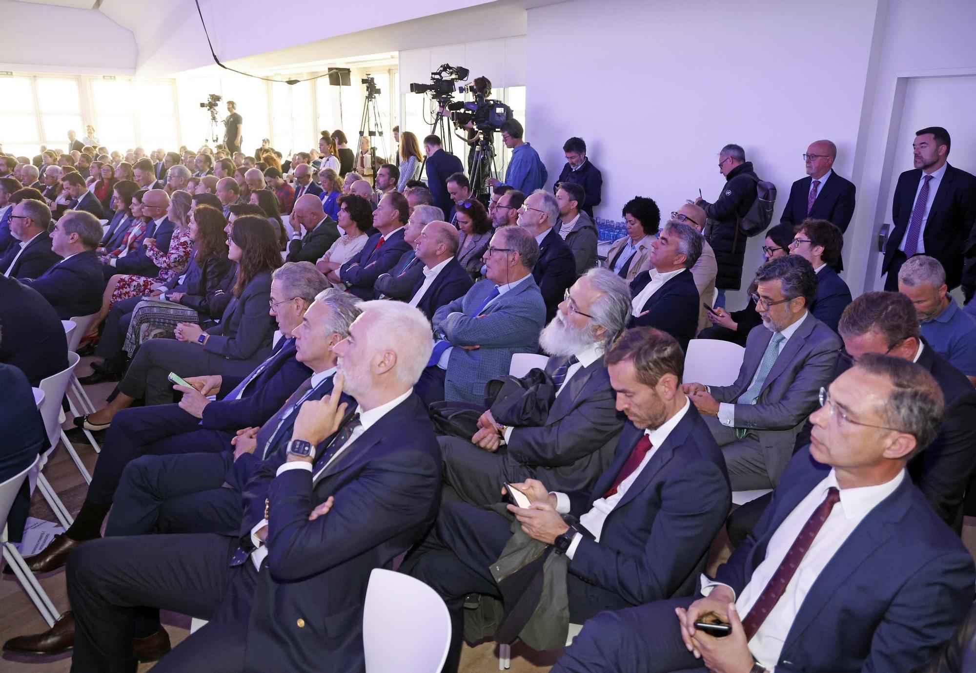 El poder político y empresarial se cita en Santiago
