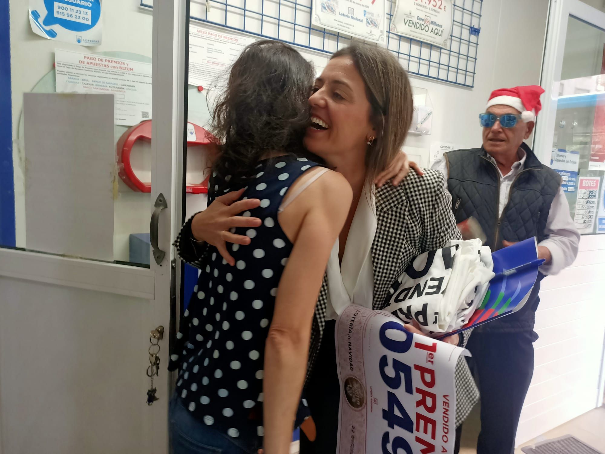 Celebración en la administración número 39 de Las Palmas de Gran Canaria, una de las dos agraciadas con El Gordo en la calle Rafael Cabrera.