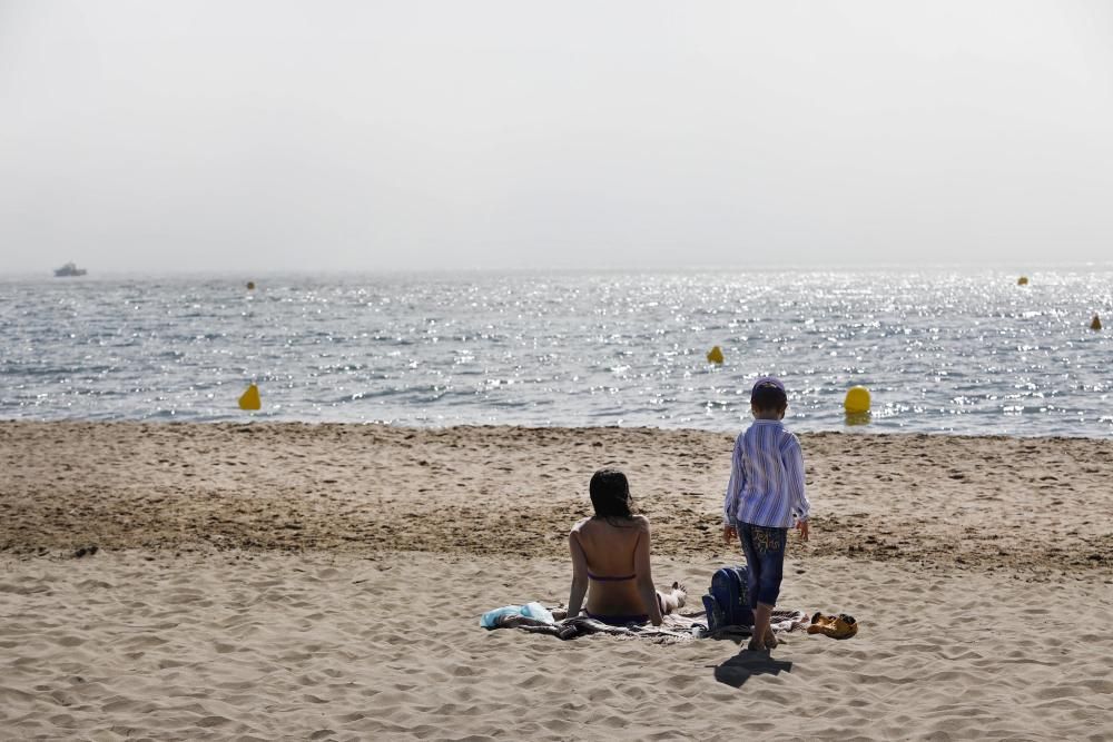 Les altes temperatures omplen de banyistes la Costa Brava