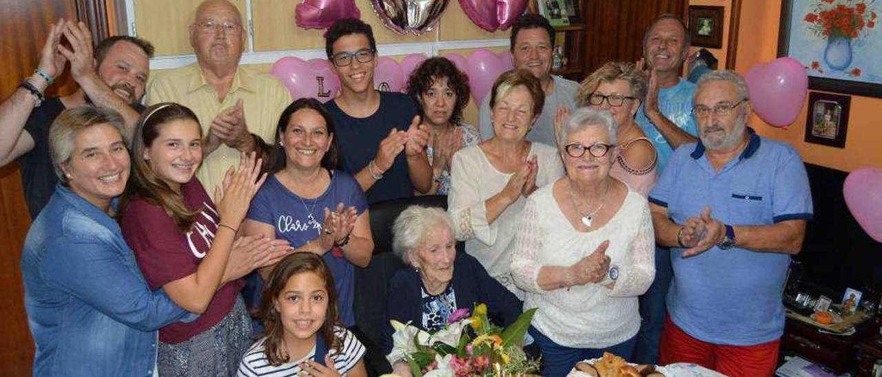 Lola Venta, en el centro, ante la tarta, rodeada de su familia, ayer, en Breceña.