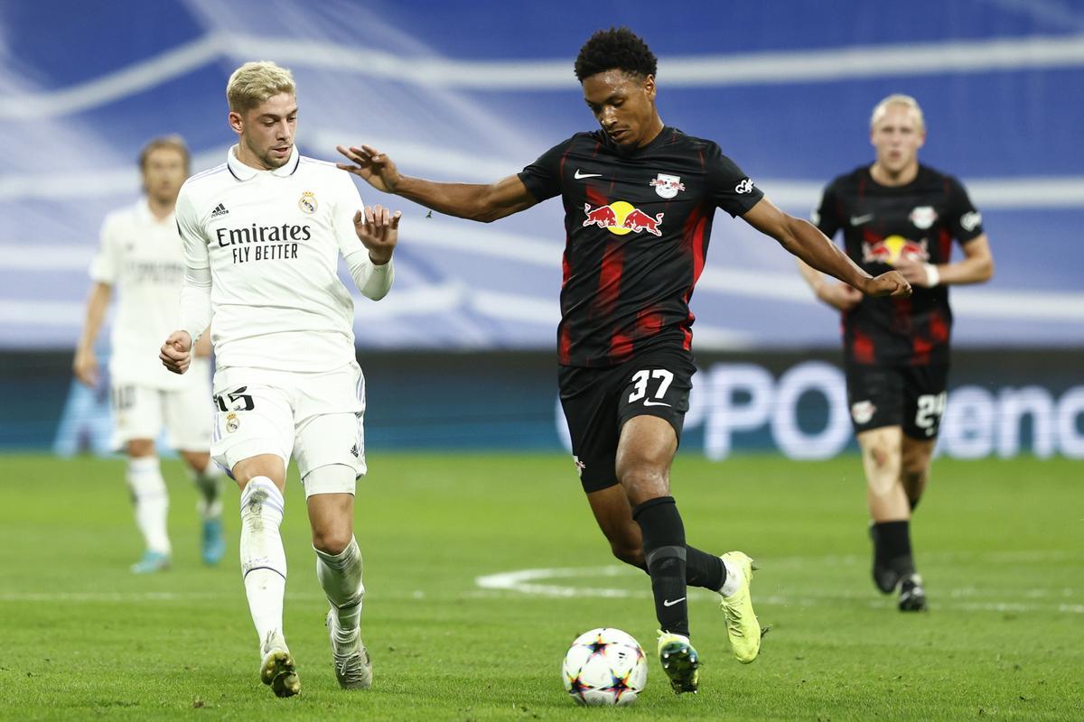 MADRID, 14/09/2022.- El centrocampista uruguayo del Real Madrid Fede Valverde (i) disputa un balón con Abdou Diallo (d), defensa francés del RB Leipzig, durante el encuentro correspondiente al grupo F de la Liga de Campeones de la UEFA, celebrado este miércoles en el Santiago Bernabéu de Madrid. EFE/ Rodrigo Jiménez