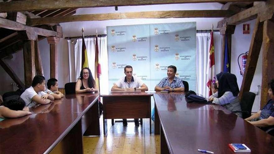 Participantes del aula de alfabetización con representantes municipales