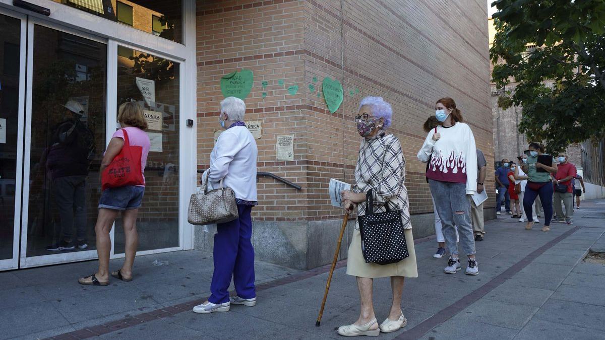 Colas a la entrada de un centro de salud de Madrid.