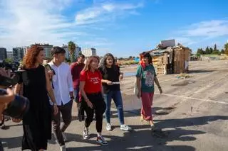 Una concentración solidaria exige soluciones para las 800 personas que malviven en el circuito de Fórmula 1 de Valencia