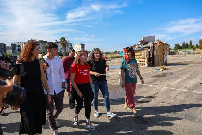Sin desalojo, pero con deberes: políticos y activistas exigen garantías para las 800 personas del circuito de F1 de Valencia