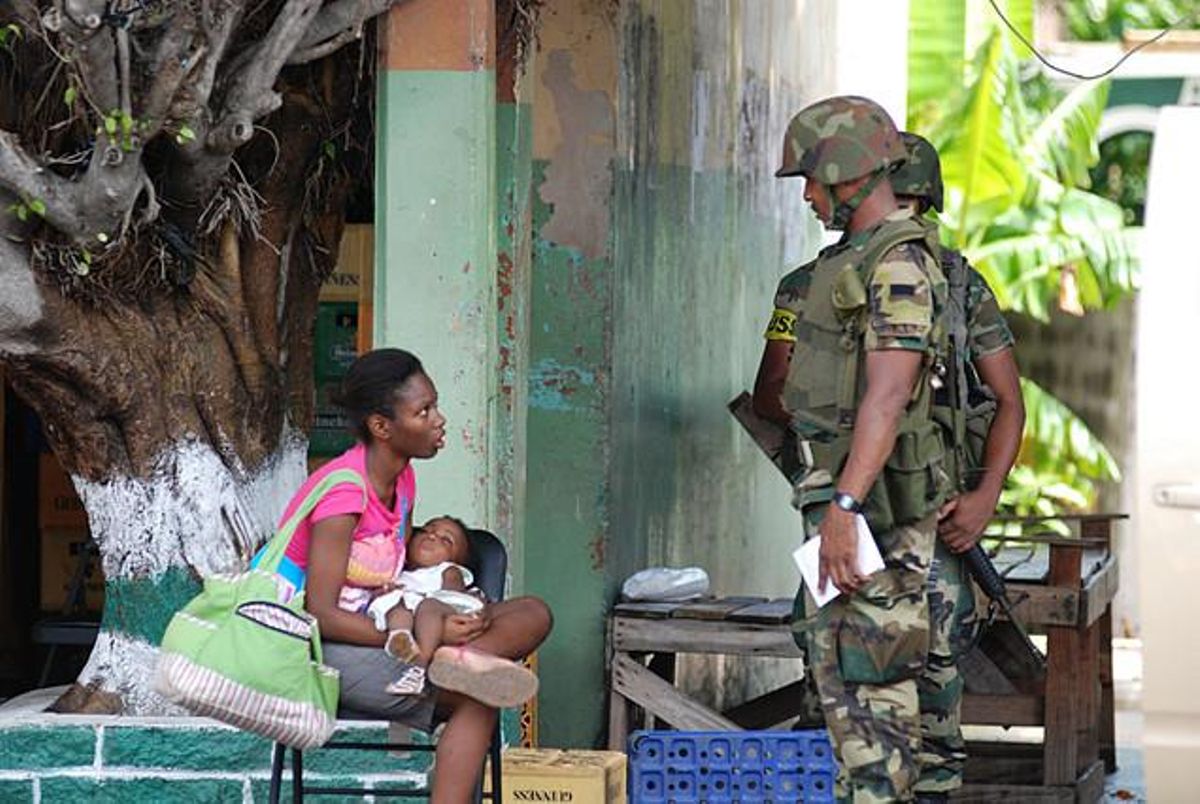 Un soldat jamaicà parla amb una ciutadana.