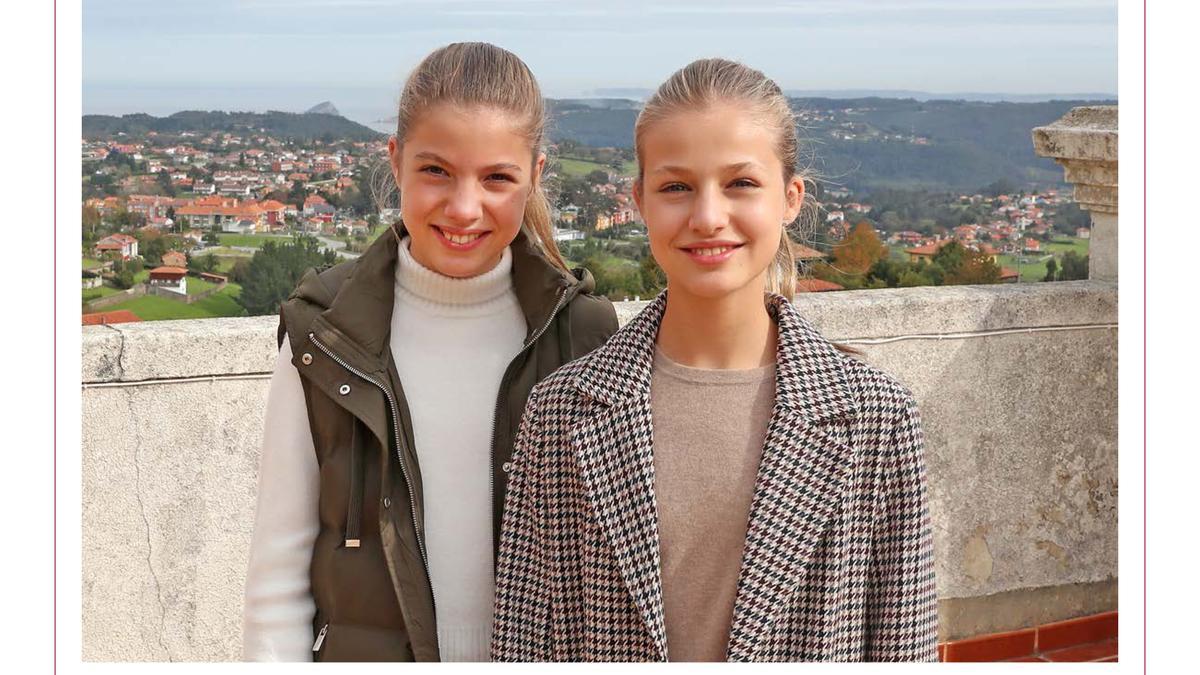 Leonor y Sofía, en Pravia (Asturias), este verano.