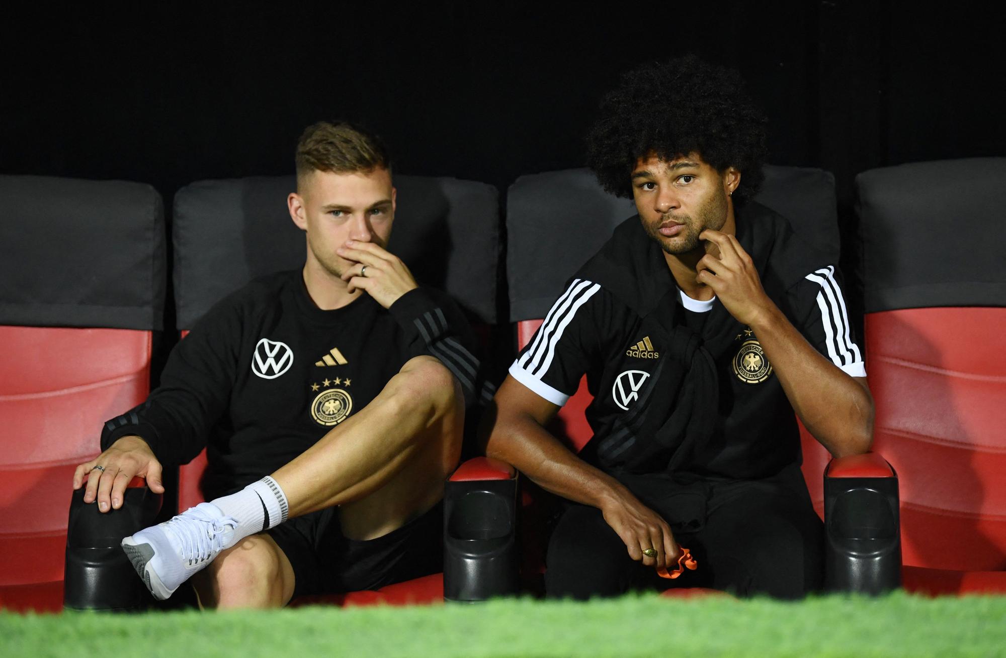 Joshua Kimmich y Serge Gnabry, jugadores de la selección de Alemania, en el amistoso contra Omán previo al Mundial.