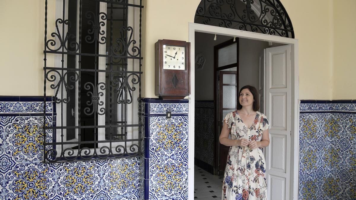 La alcaldesa Maribel Albalat dentro de la casa adquirida por el consistorio.