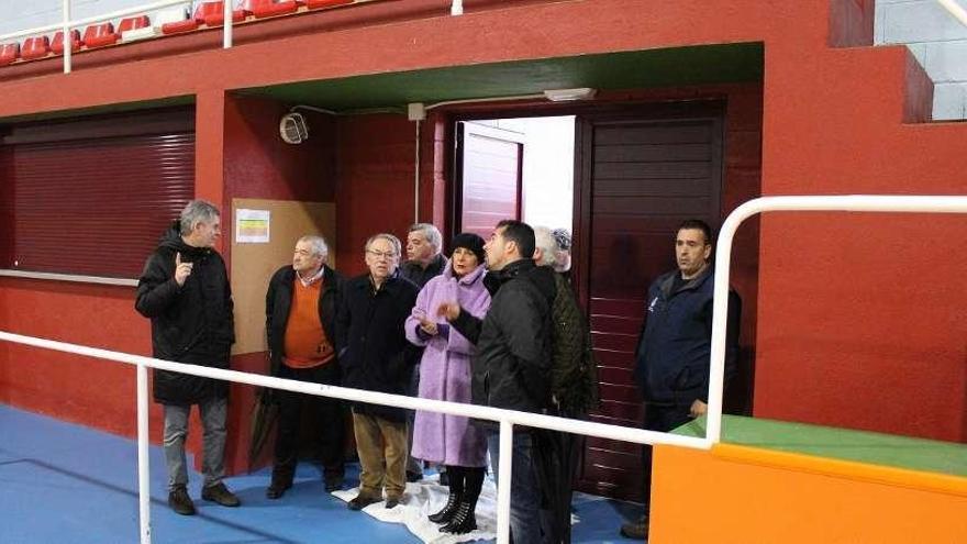 Carmela Silva y Emiliano Lage, en el centro, visitan el pabellón de Fornelos de Montes, ayer. // FdV