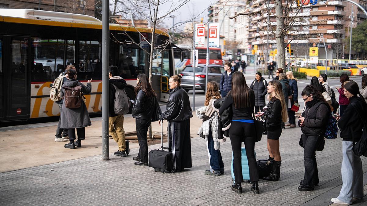 Pasajeros se concentran en la salida de metro de La Sagrera en busca de autobuses y rutas alternativas para salir de Barcelona, tras el cierre del servicio de Rodalies, el miércoles 21 de enero.