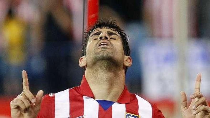 Diego Costa celebra su gol de penalti. // Chema Moya