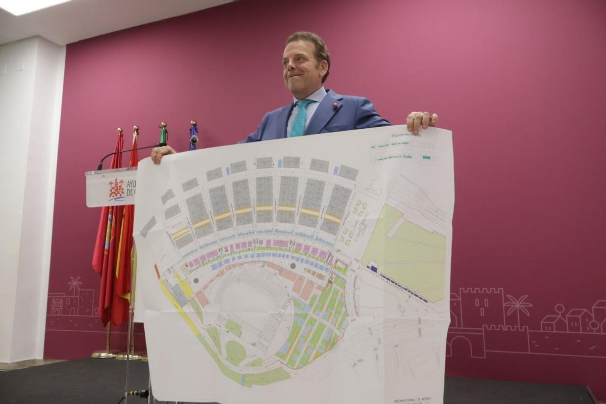 Julián Urbano muestra el plano definitivo de las casetas de la Feria de Córdoba 2026.