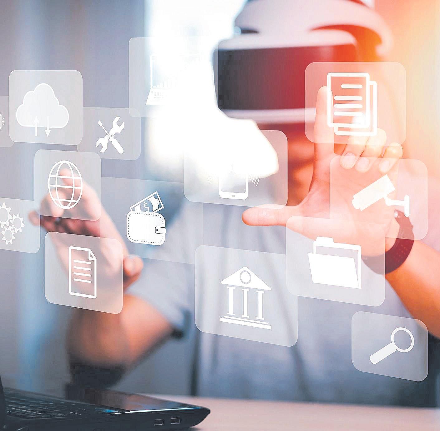 Un joven con unas gafas de realidad virtual