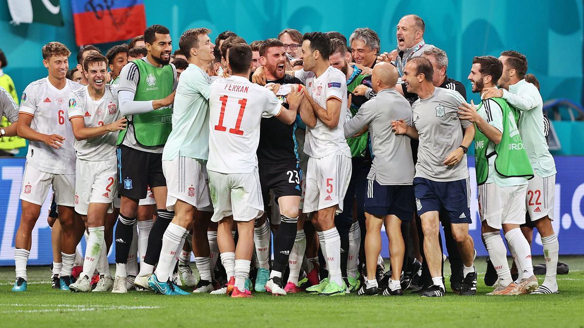 Los jugadores de la selección, con Unai en el centro, celebran la victoria de ayer ante Suiza. |  // REUTERS