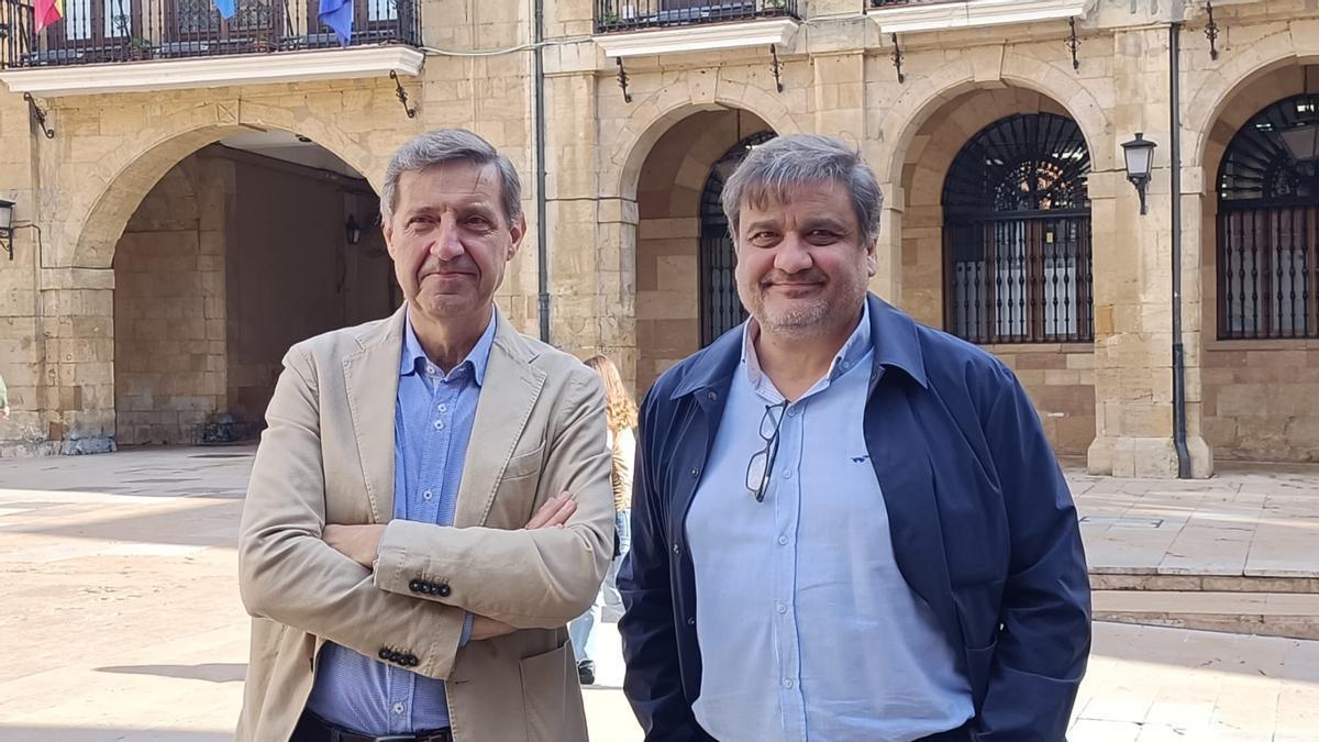 Por la izquierda, Carlos Fernández Llaneza y Alejandro Suárez en la plaza del Ayuntamiento.