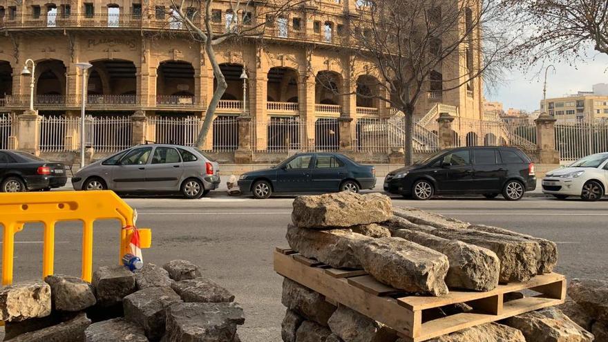 SustituciÃ³n de las piezas de piedra ante el Coliseo Balear.