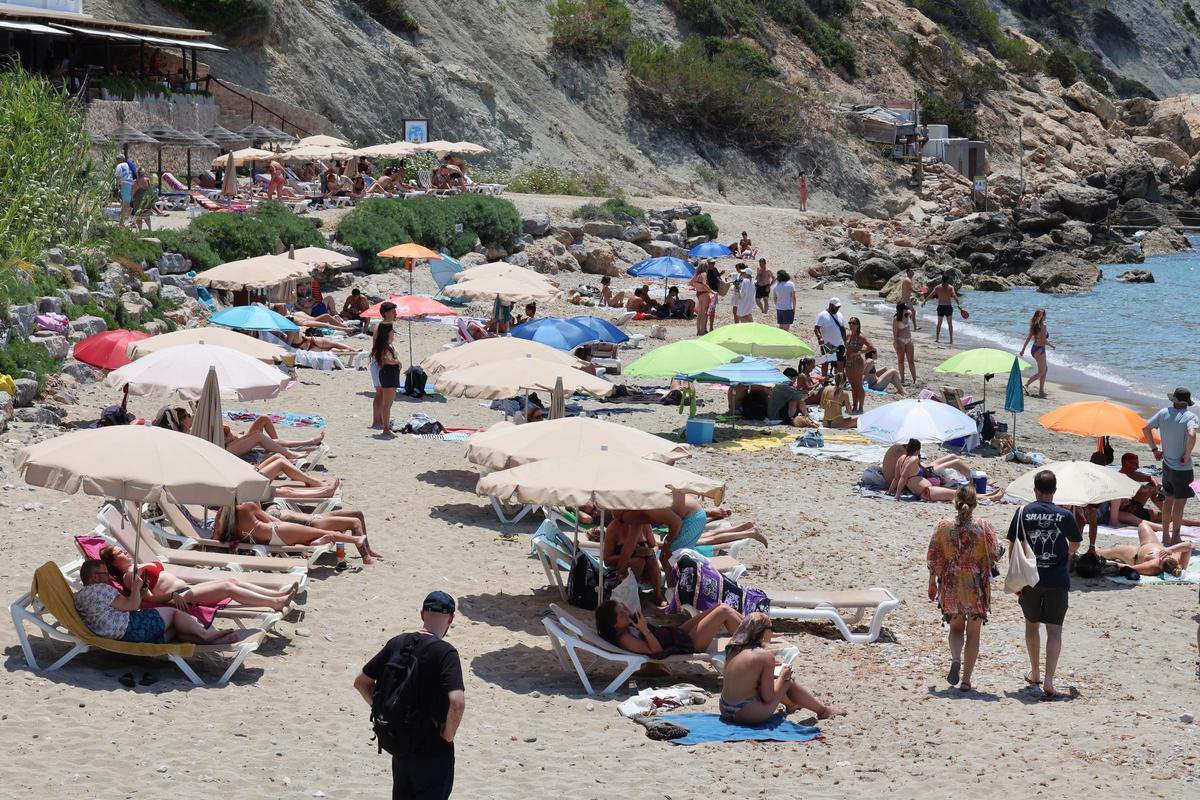 Crónica de un domingo en cala d'Hort con el aparcamiento cerrado.
