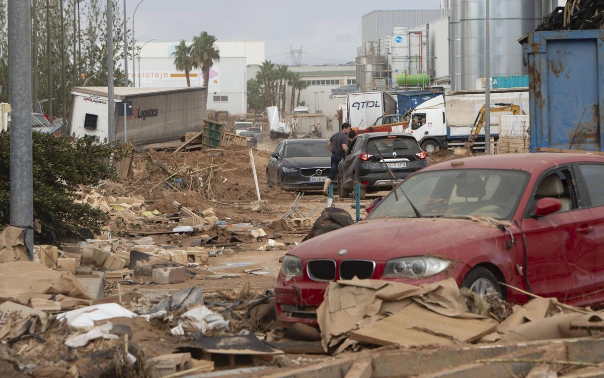 Coches y camiones arrasados en el polígono de Riba-roja.