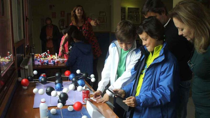 Alumnos del colegio Magdalena Ulloa comprueban la aplicación de realidad aumentada con uno de los modelos moleculares. Foto