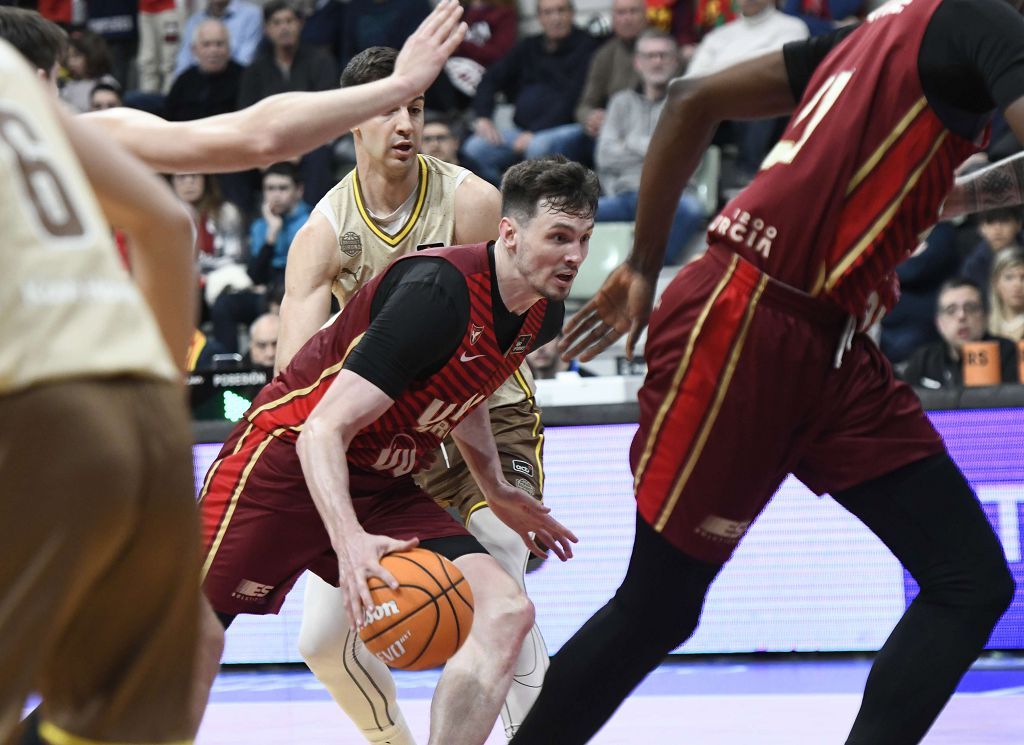 Todas las imágenes del partido del UCAM Murcia contra el Bàsquet Girona