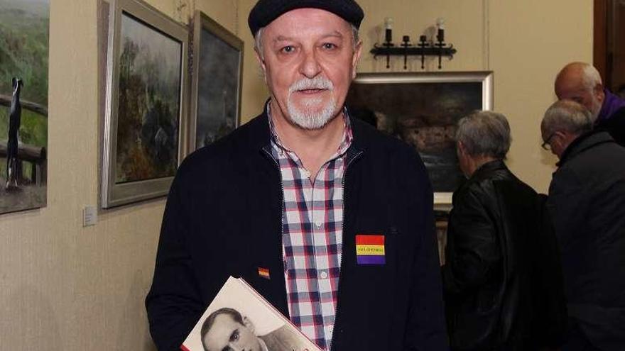 Alejandro Álvarez López, con su libro en la mano. // Iñaki Osorio