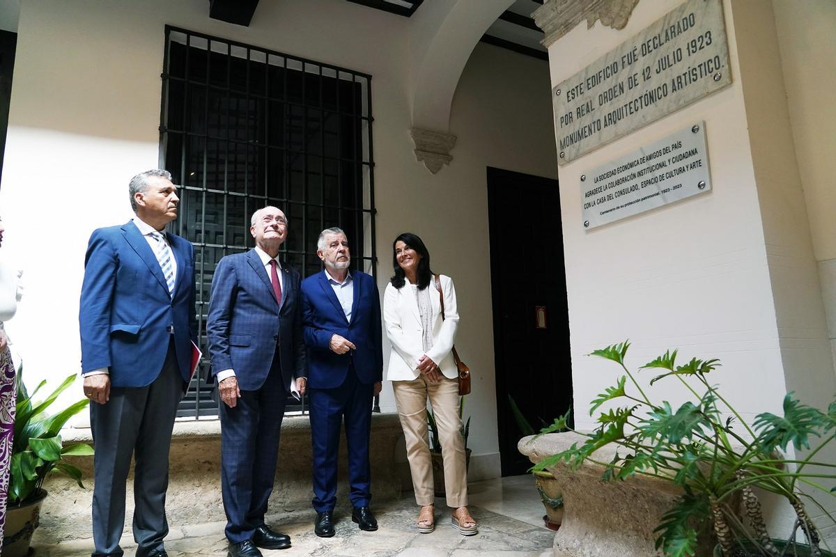 Sergio Cuberos, Francisco de la Torre, José María Ruiz Povedano y Emilia Garrido, junto a la nueva placa conmemorativa.