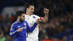 Cesc pugna con Ibrahimovic en el partido disputado en Londres.