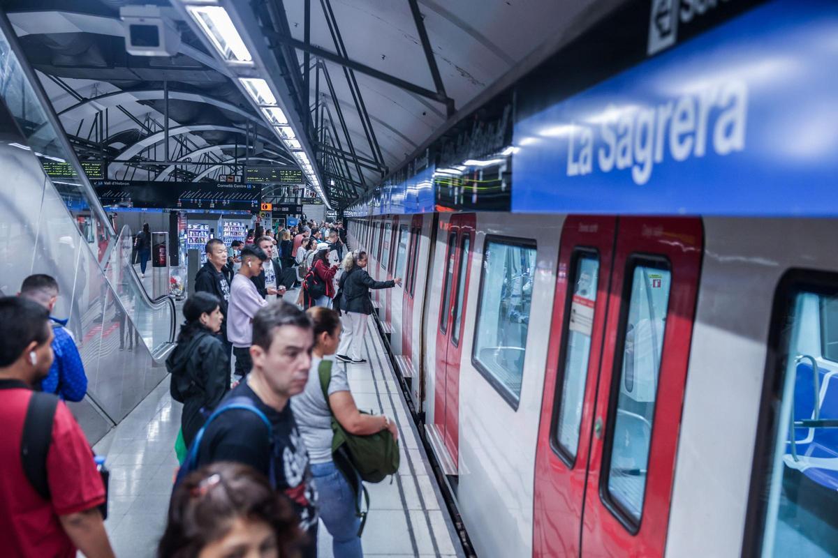 Imagen de archivo de usuarios del metro de Barcelona antes de entrar en un tren de la L5.